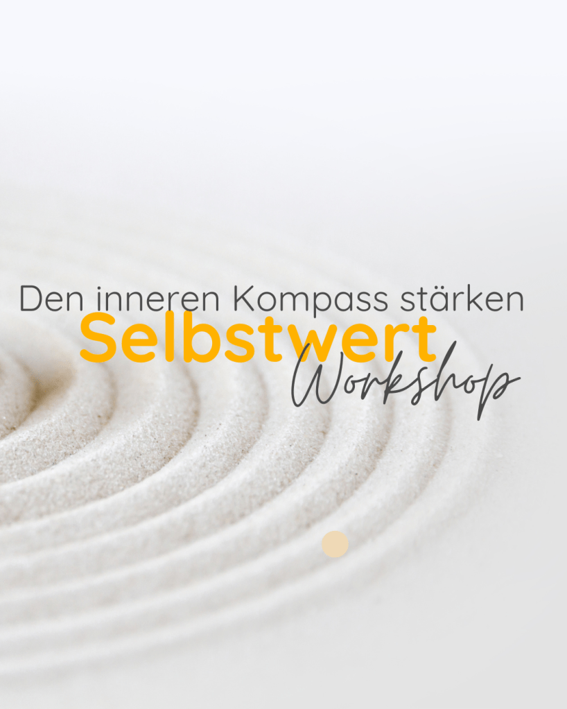 Das Bild zeigt konzentrische Kreise im Sand, die an einen Zen-Garten erinnern. Darüber steht der Text: 'Den inneren Kompass stärken Selbstwert Workshop'. Der Text ist in einer Mischung aus schwarzer und gelber Schrift geschrieben, wobei 'Selbstwert' in gelber Schrift hervorgehoben ist.
