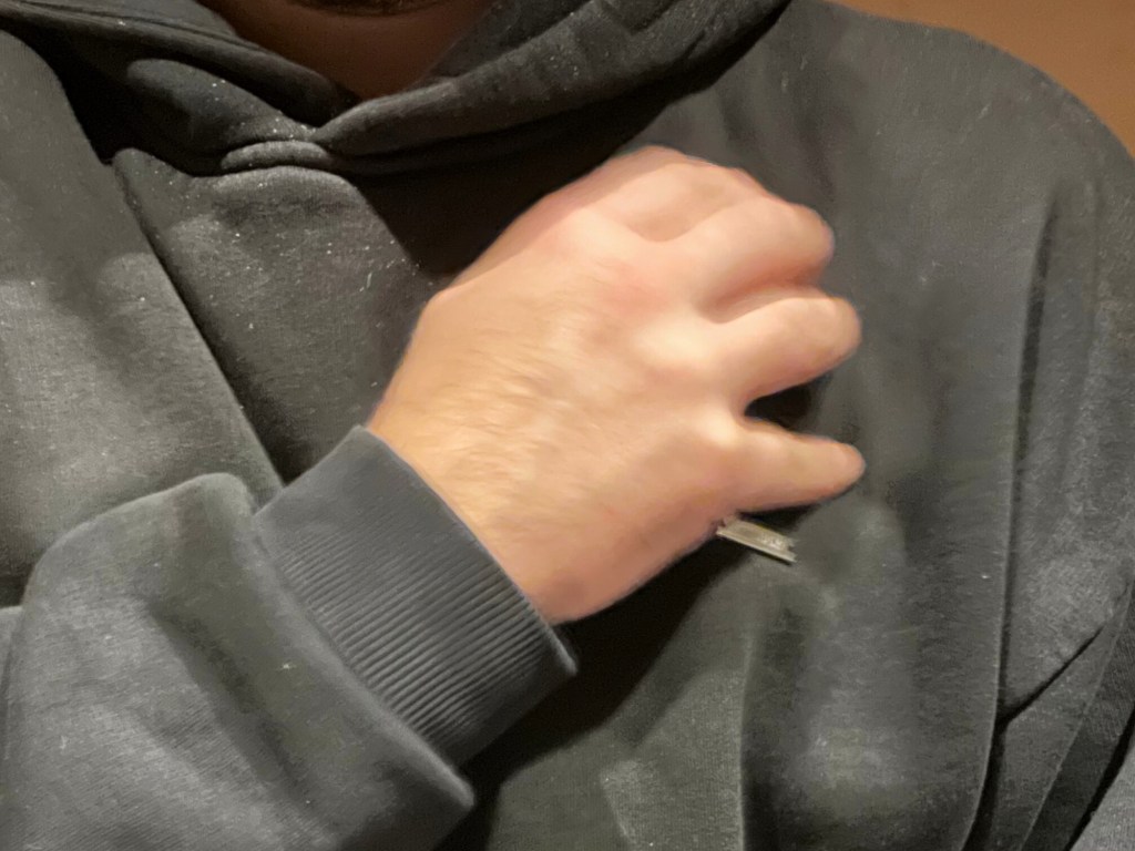 Selbststärkungsübung mit PEP® – Hand auf Brustkorb zur Aktivierung von Sicherheit und innerer Stärke im Coaching